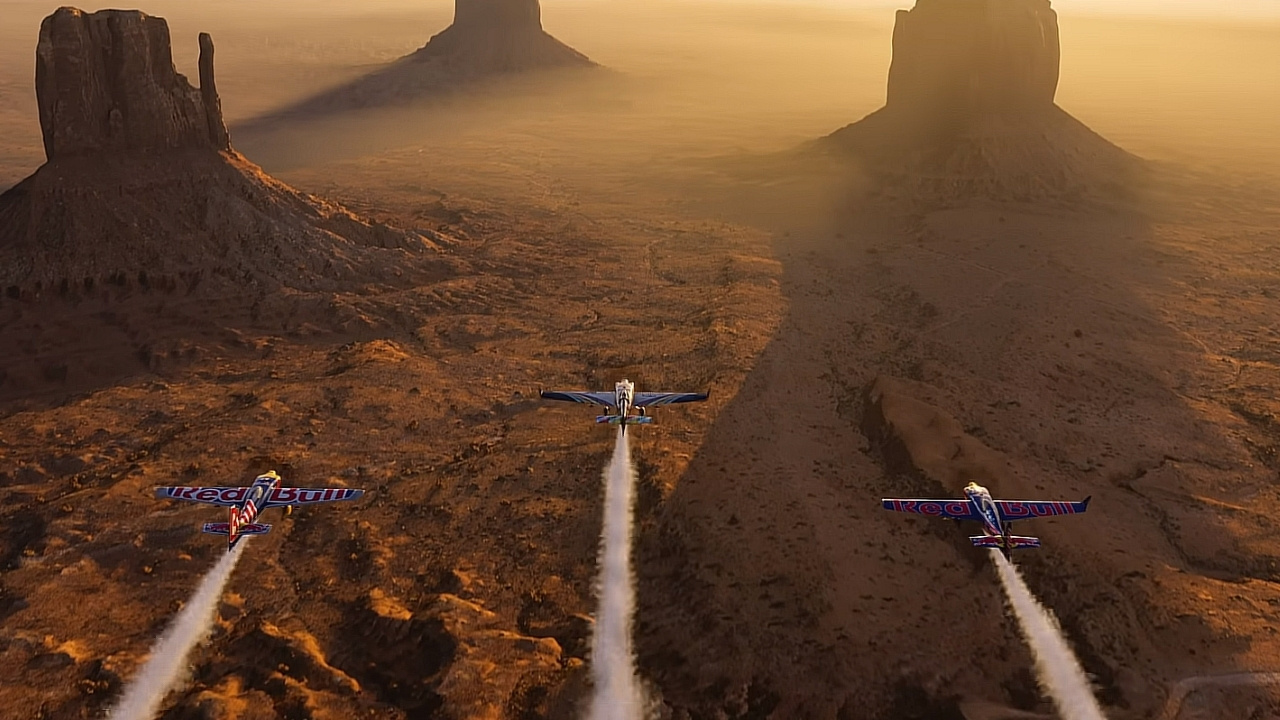 Microsoft Flight Simulator 2024 oyunundan 3 uçağın süzülüşü