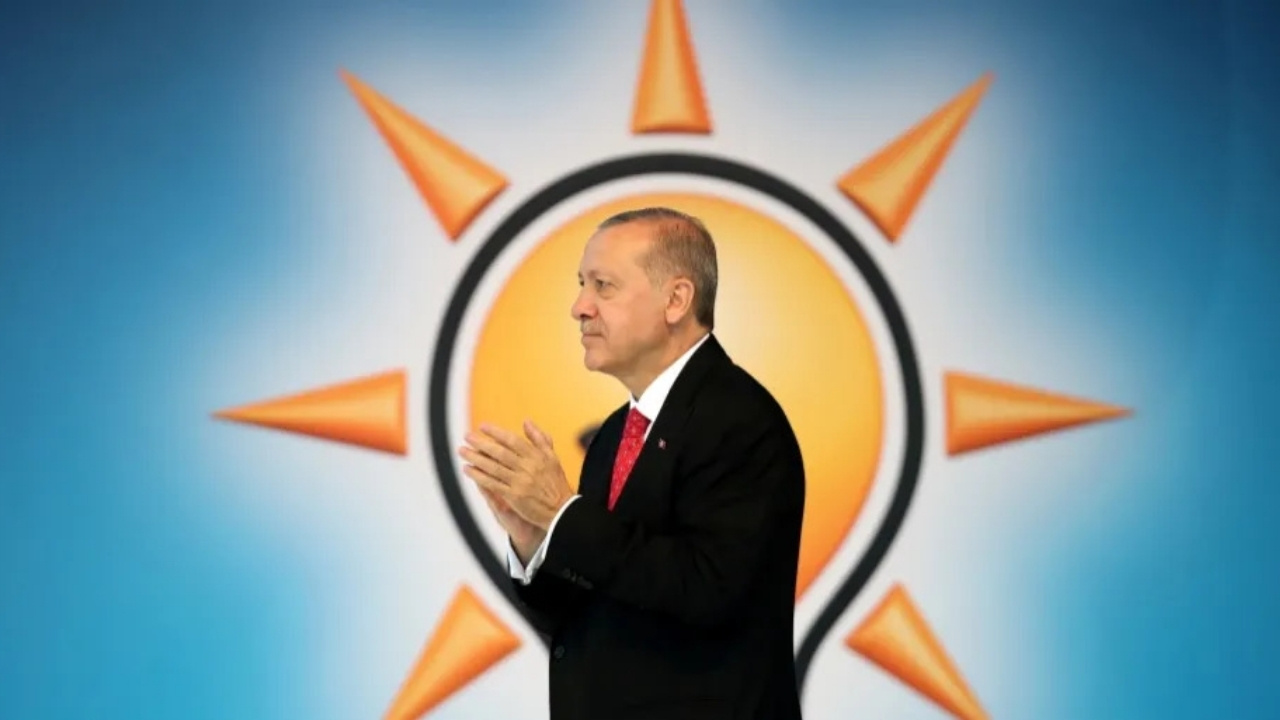 AK Parti logosu önünde Cumhurbaşkanı Recep Tayyip Erdoğan