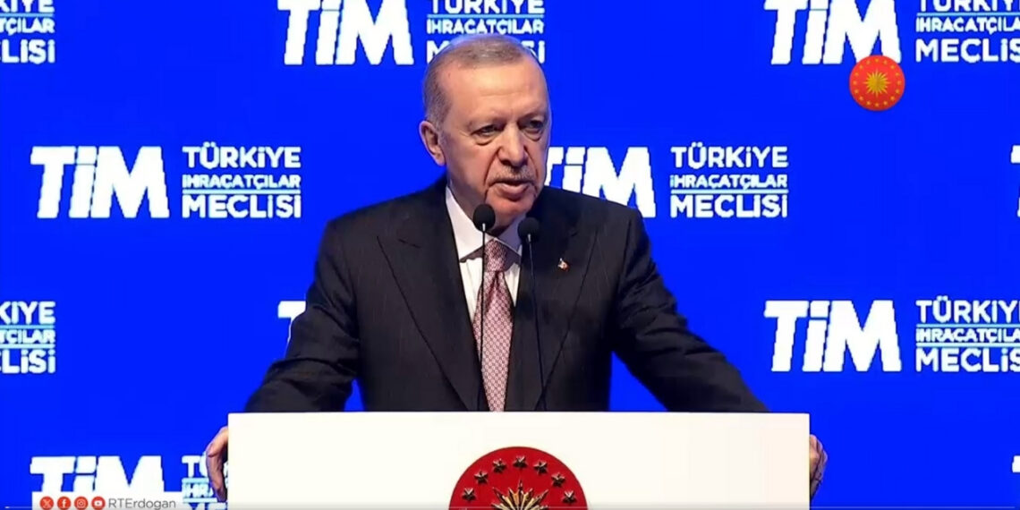 Cumhurbaşkanı Recep Tayyip Erdoğan konuşma yaparken