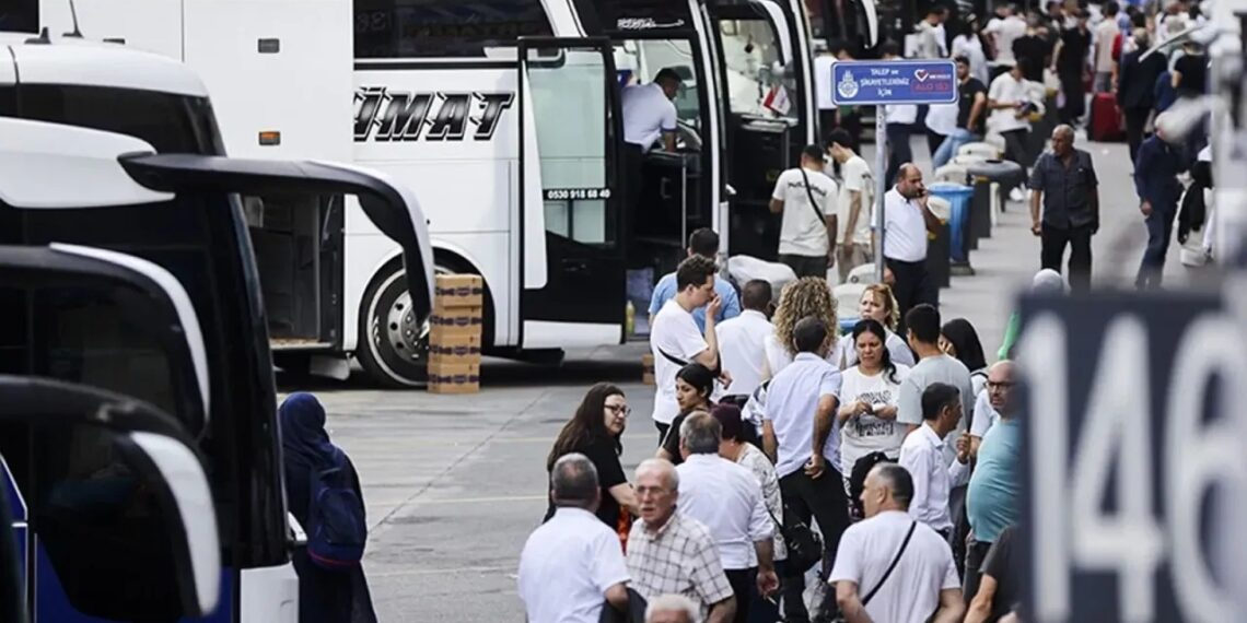 Otogarda bekleyen otobüsler ve yolcular