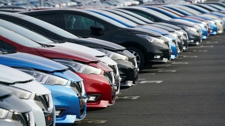 Yan yana sıralanmış otomobiller