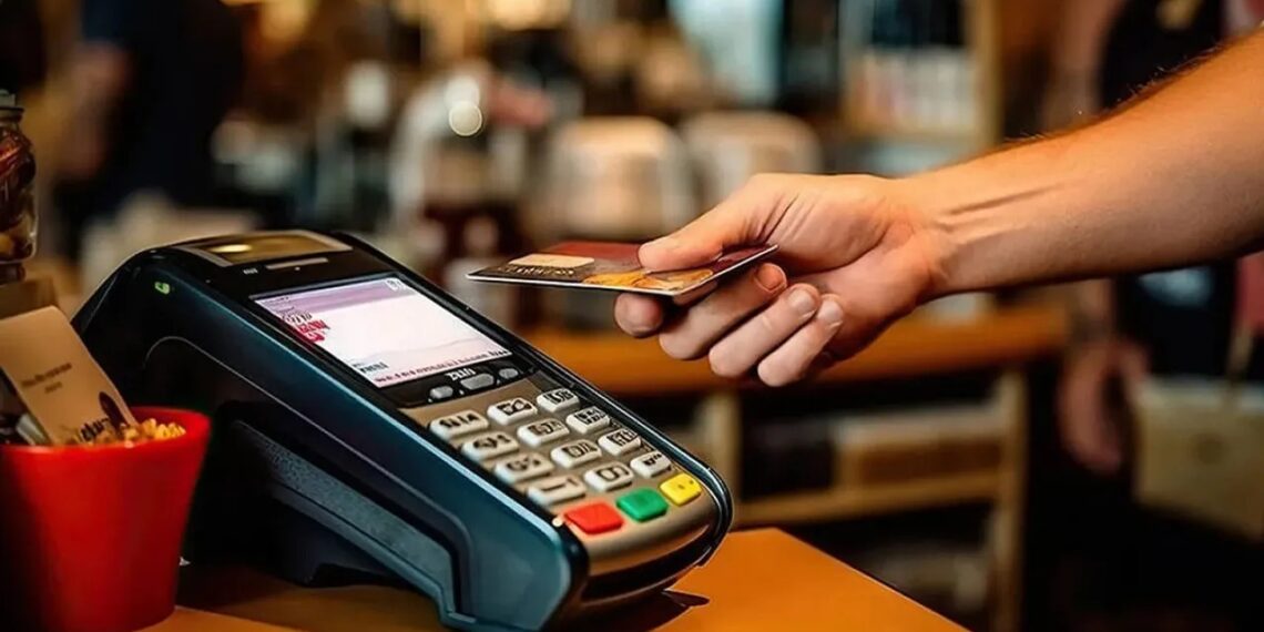 POS cihazına kredi kartı ile ödeme yapan bir kişi