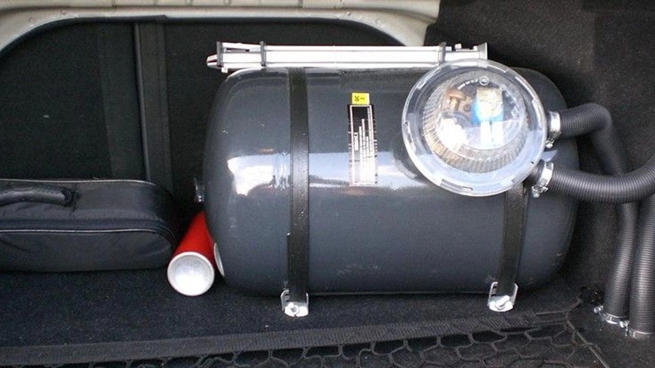 Bir aracın bagajında yer alan LPG tankı