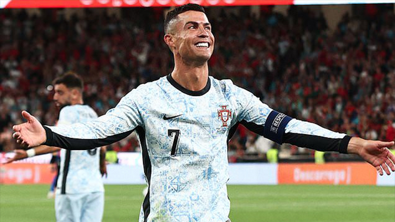 Dünyaca ünlü futbolcu Cristiano